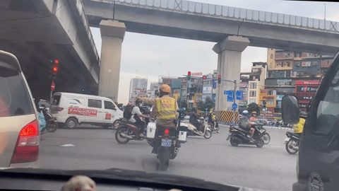 Tài xế khẩn cầu ở ngã tư, đại úy cảnh sát Hà Nội hỏi 2 câu rồi lập tức hành động