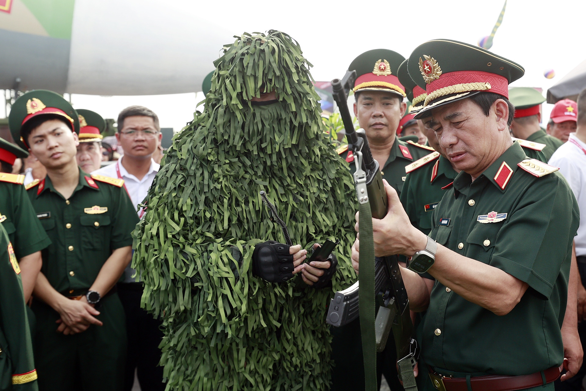 Đại tướng Phan Văn Giang trải nghiệm lái xe Trường Sơn, kiểm tra vũ khí, khí tài