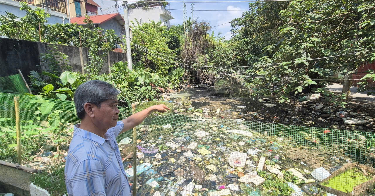 Giữa lòng Thủ đô, cả trăm hộ dân sống chung với rác thối, nước đen, ruồi nhặng