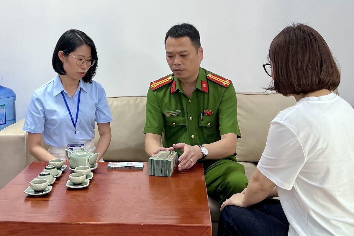 Hà Nội: Người phụ nữ bỏ quên túi đen có gần 400 triệu tại trung tâm hành chính công