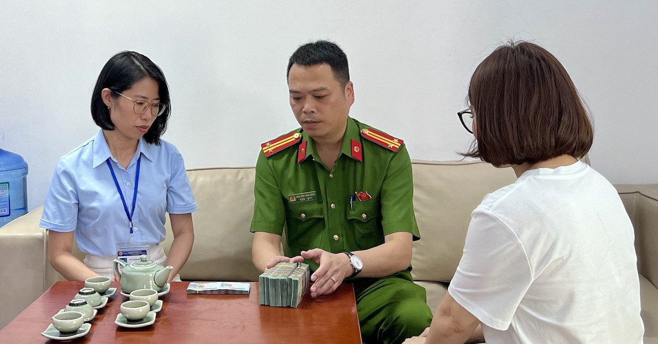 Hà Nội: Người phụ nữ bỏ quên túi đen có gần 400 triệu tại trung tâm hành chính công