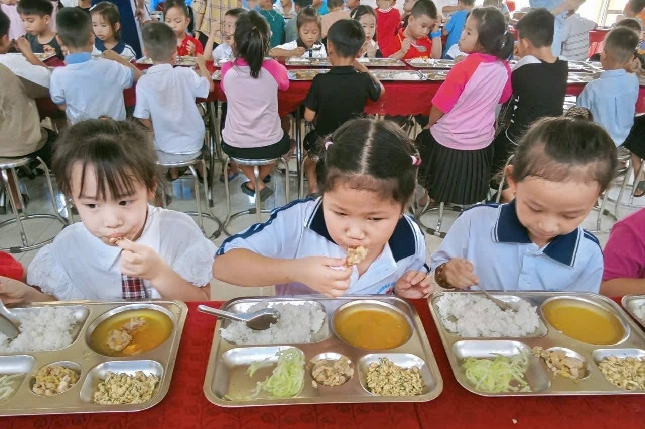 Hình ảnh suất ăn bán trú 15.000 đồng của học sinh miền núi Hà Tĩnh gây 'bão' mạng