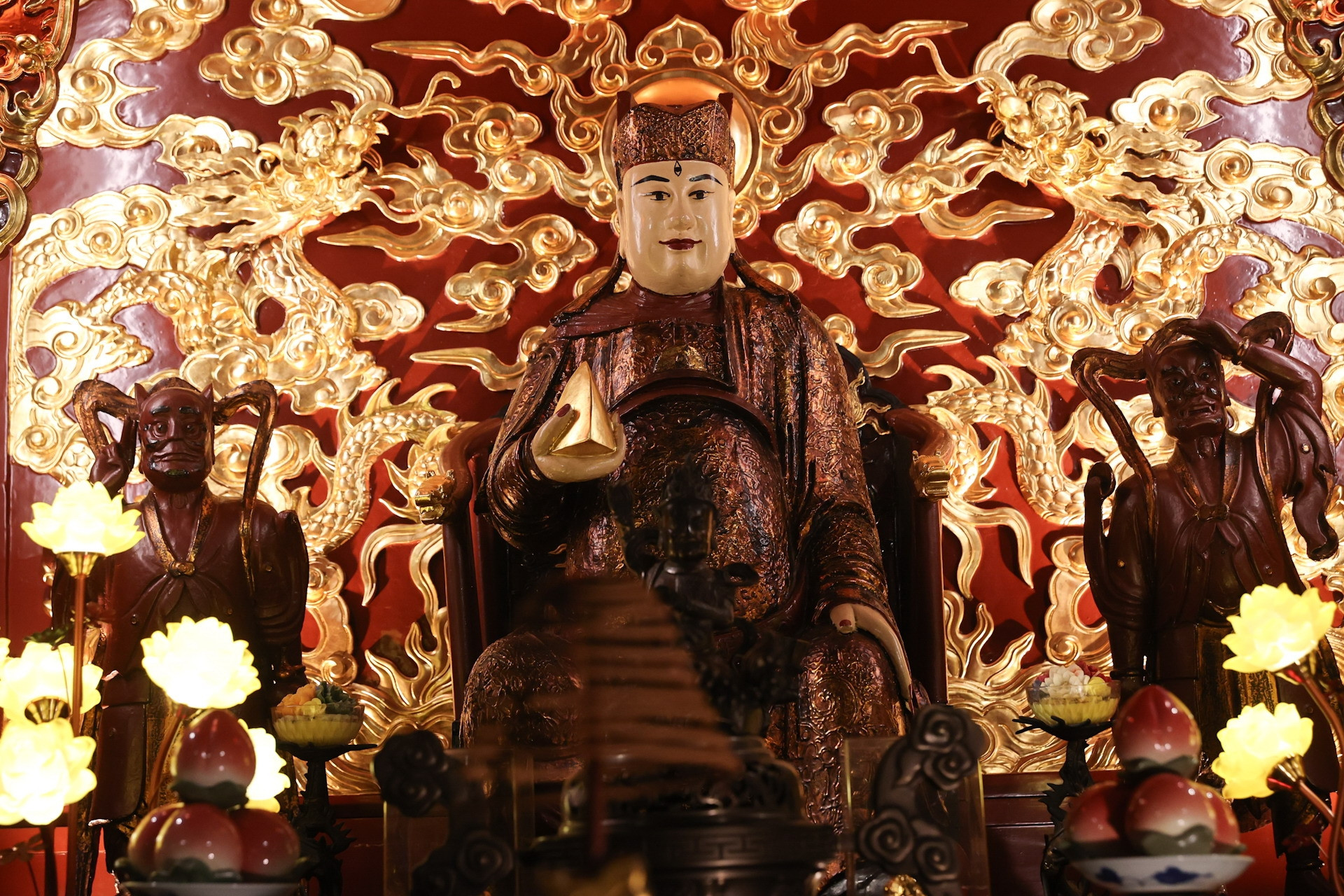 Khám phá từng góc nhỏ của ngôi đền duy nhất thờ thần lửa giữa lòng phố cổ Hà Nội