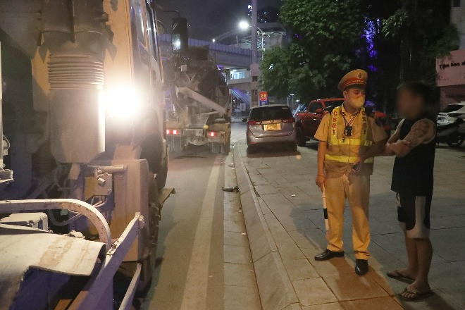 CSGT Hà Nội lập chốt xử lý tài xế 'độ' đèn siêu sáng