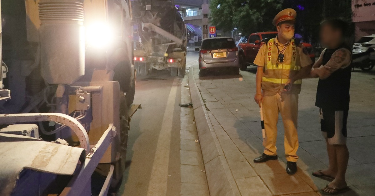 CSGT Hà Nội lập chốt xử lý tài xế &amp;apos;độ&amp;apos; đèn siêu sáng