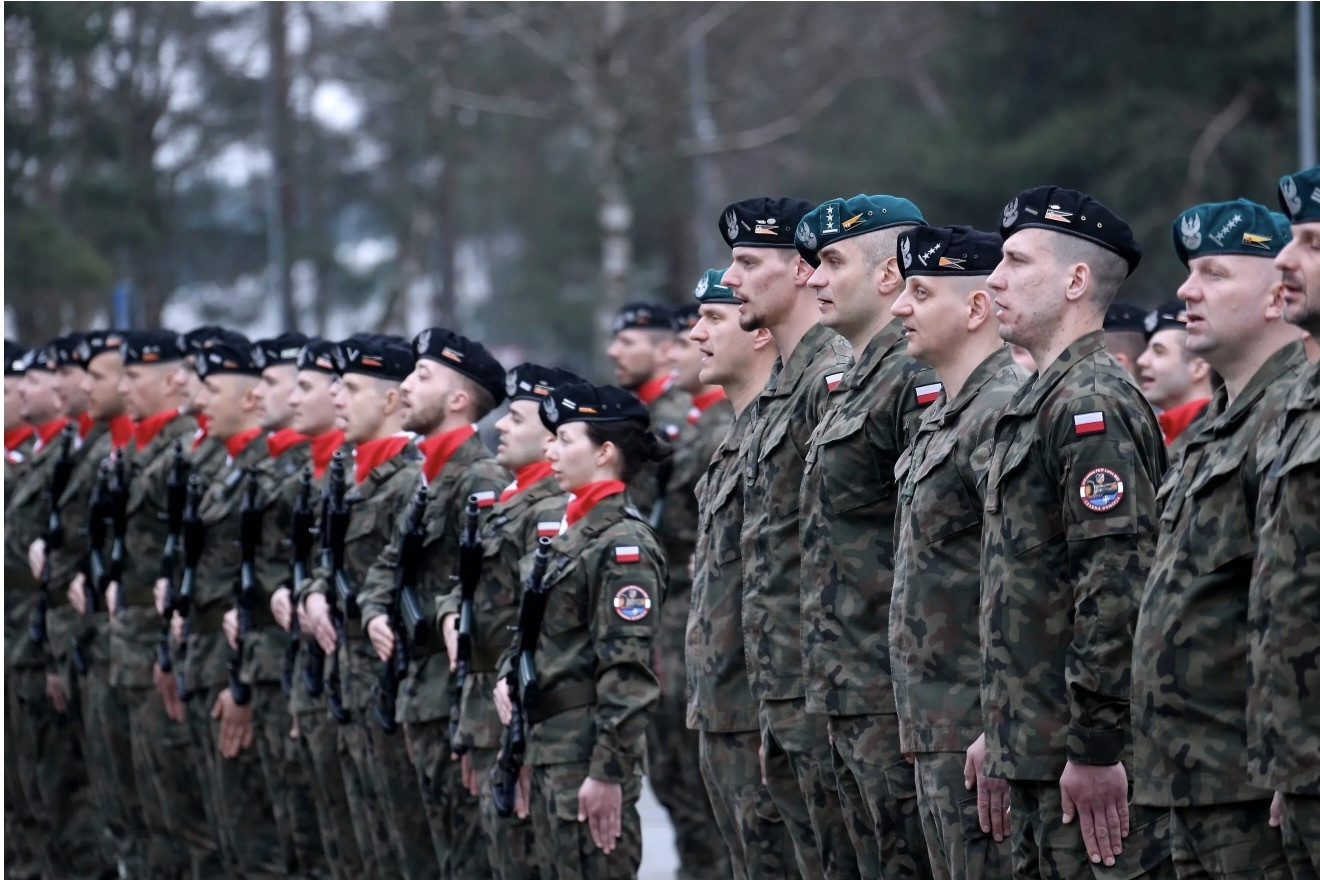 NATO điều động quân đội, pháo binh tới sườn phía đông