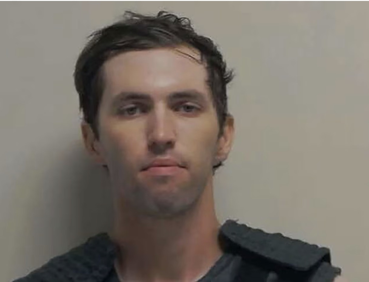 Nghi phạm Tyler Robinson. Ảnh: FBI