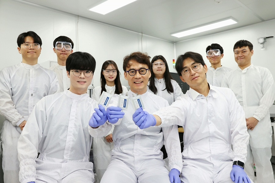 Pin xe điện sạc một lần đi được 800km, sạc nhanh chỉ 12 phút