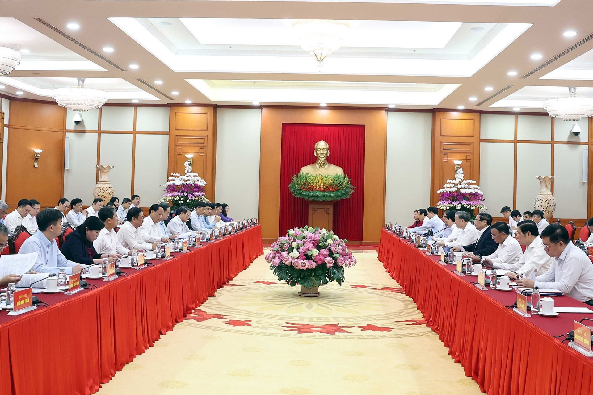 Tham mưu Bộ Chính trị, Ban Bí thư ban hành quyết định chỉ định nhân sự cấp ủy