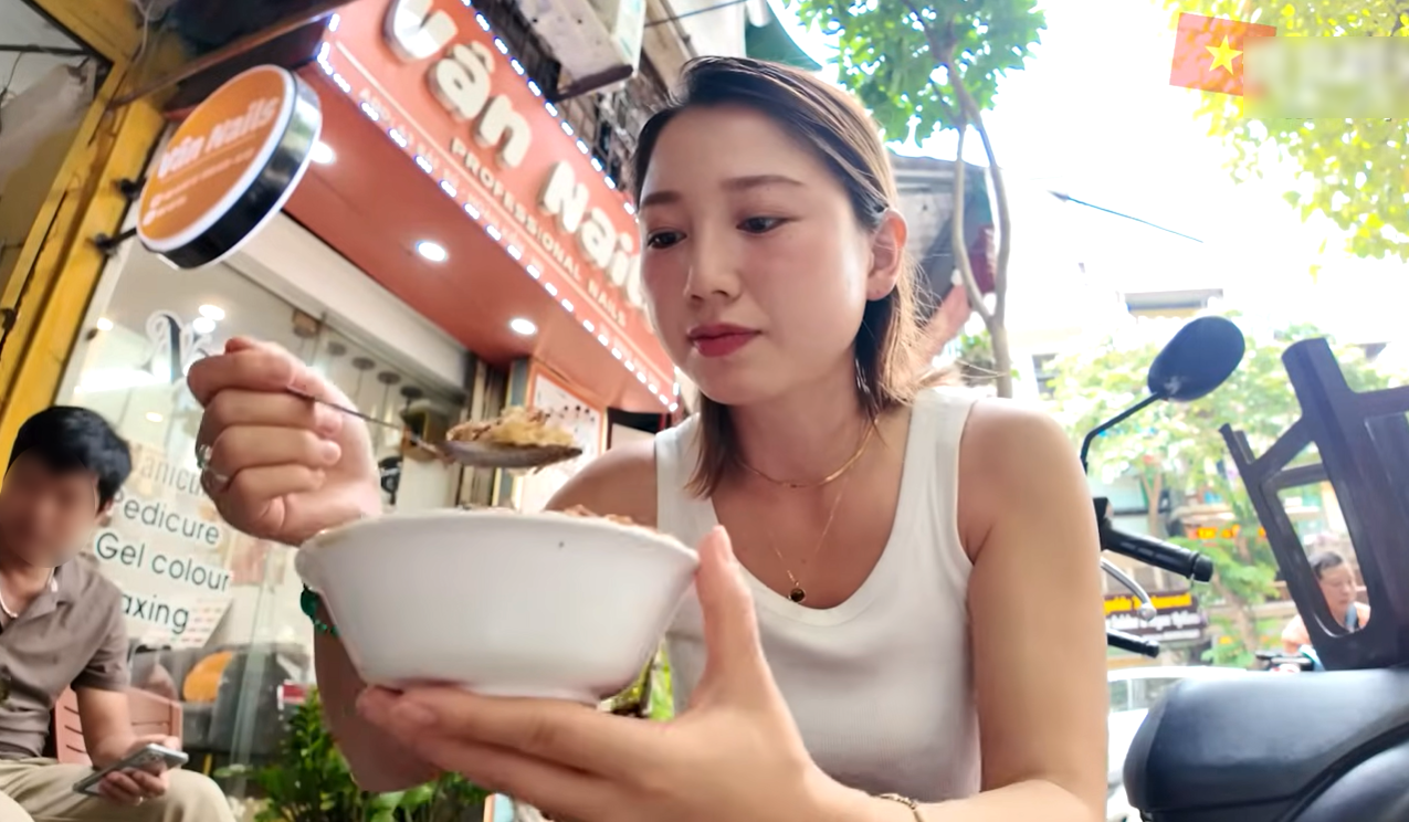 thumb khach Nhat an xoi via he HN.png