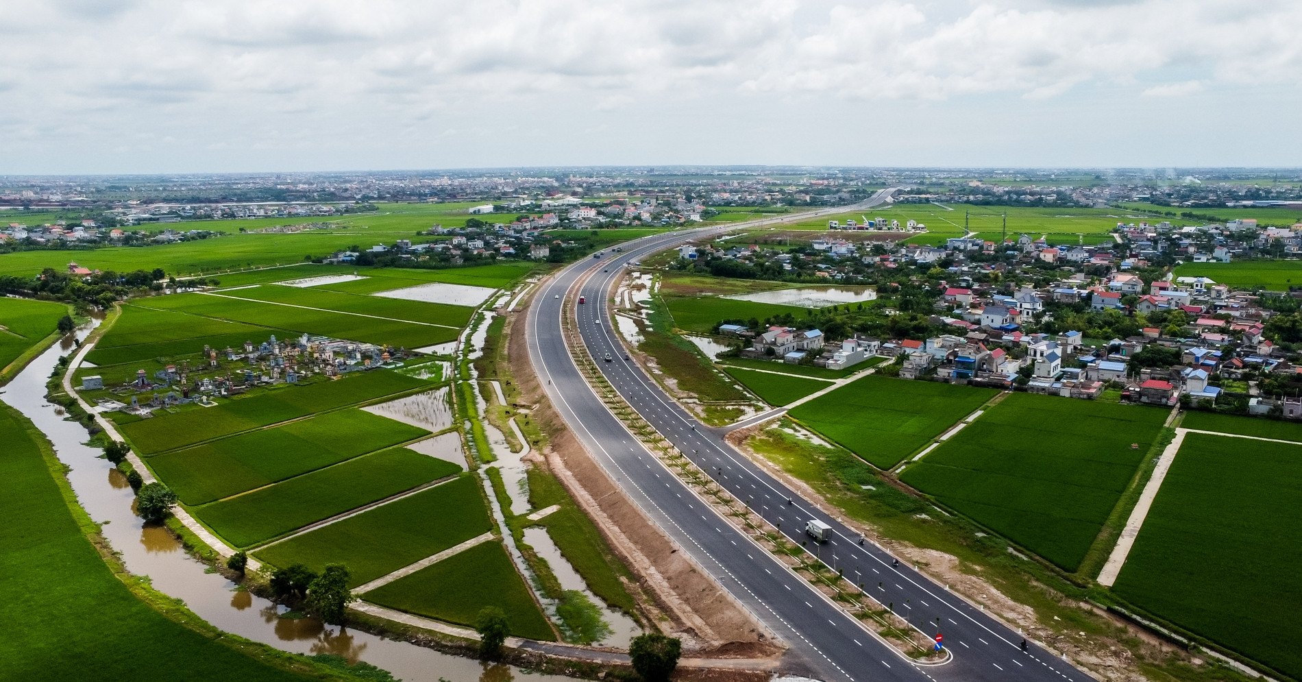 Toàn cảnh tuyến đường 6.400 tỷ đồng ở Ninh Bình sắp hoàn thành