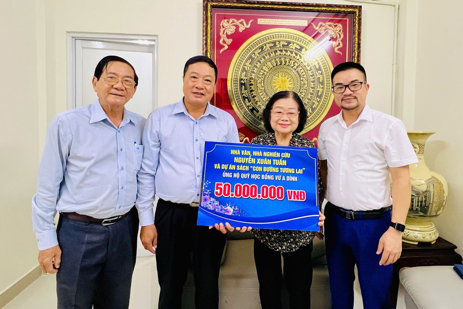 Trao học bổng và 100 cuốn sách 'Con đường tương lai' cho Quỹ học bổng Vừ A Dính