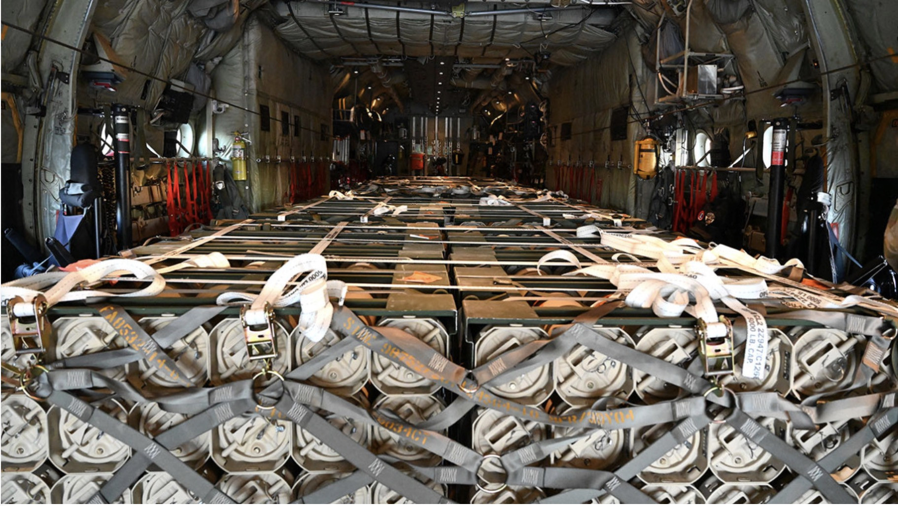 Vận chuyển vũ khí. Ảnh: Không quân Mỹ.