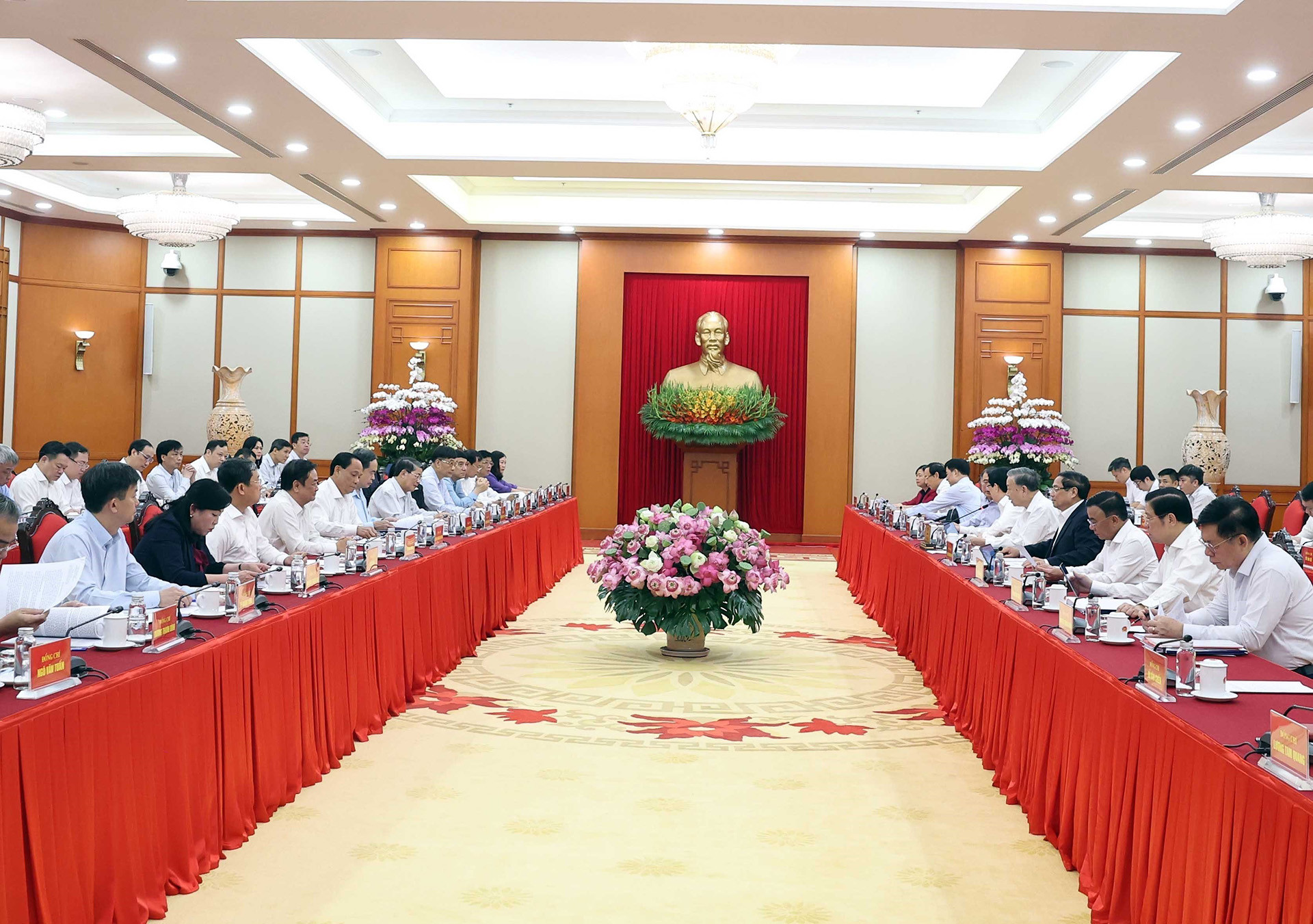 vna_potal_tong_bi_thu_to_lam_chu_tri_buoi_lam_viec_cua_bo_chinh_tri_voi_ban_thuong_vu_dang_uy_quoc_hoi_8269139.jpg