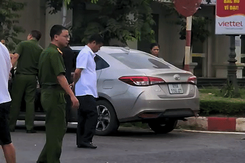 Vụ người phụ nữ bị 'chặt chém' 2,5 triệu: Đưa tài xế taxi ra dựng lại hiện trường