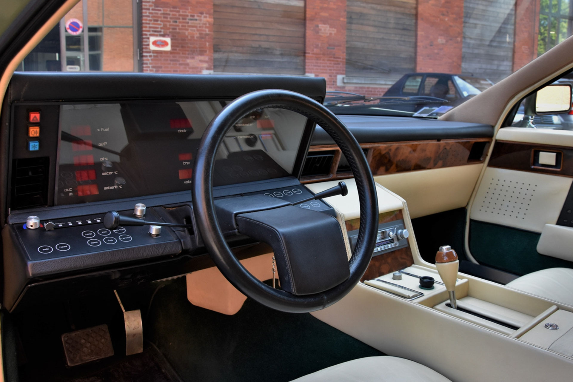 5 Mau Xe Tien Phong Voi Bang Dong Ho Ky Thuat So Tu Hang Chuc Nam Truoc 1000