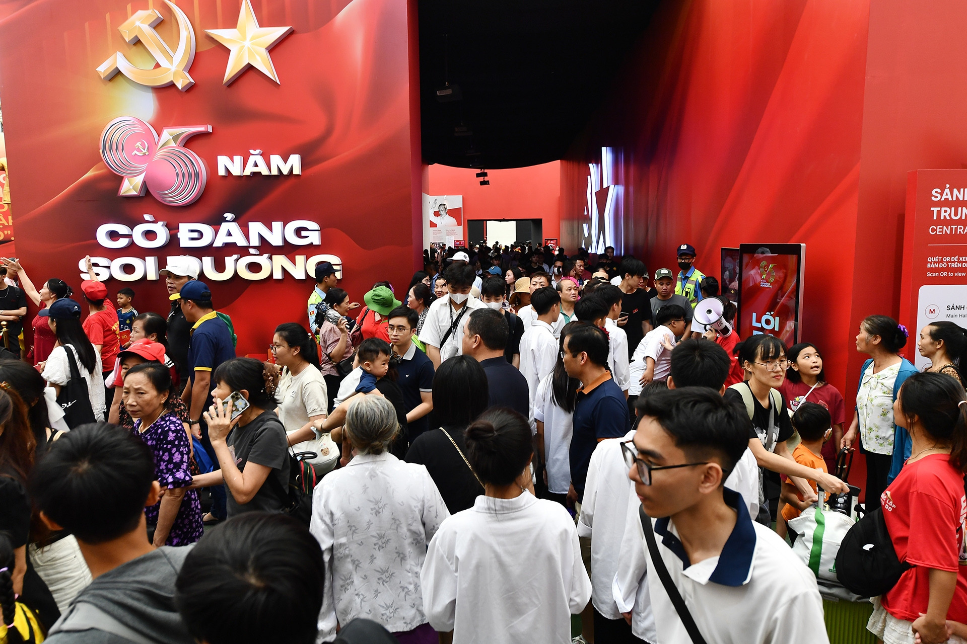 'Biển' người đổ về triển lãm 80 năm thành tựu đất nước khi sắp tới ngày bế mạc