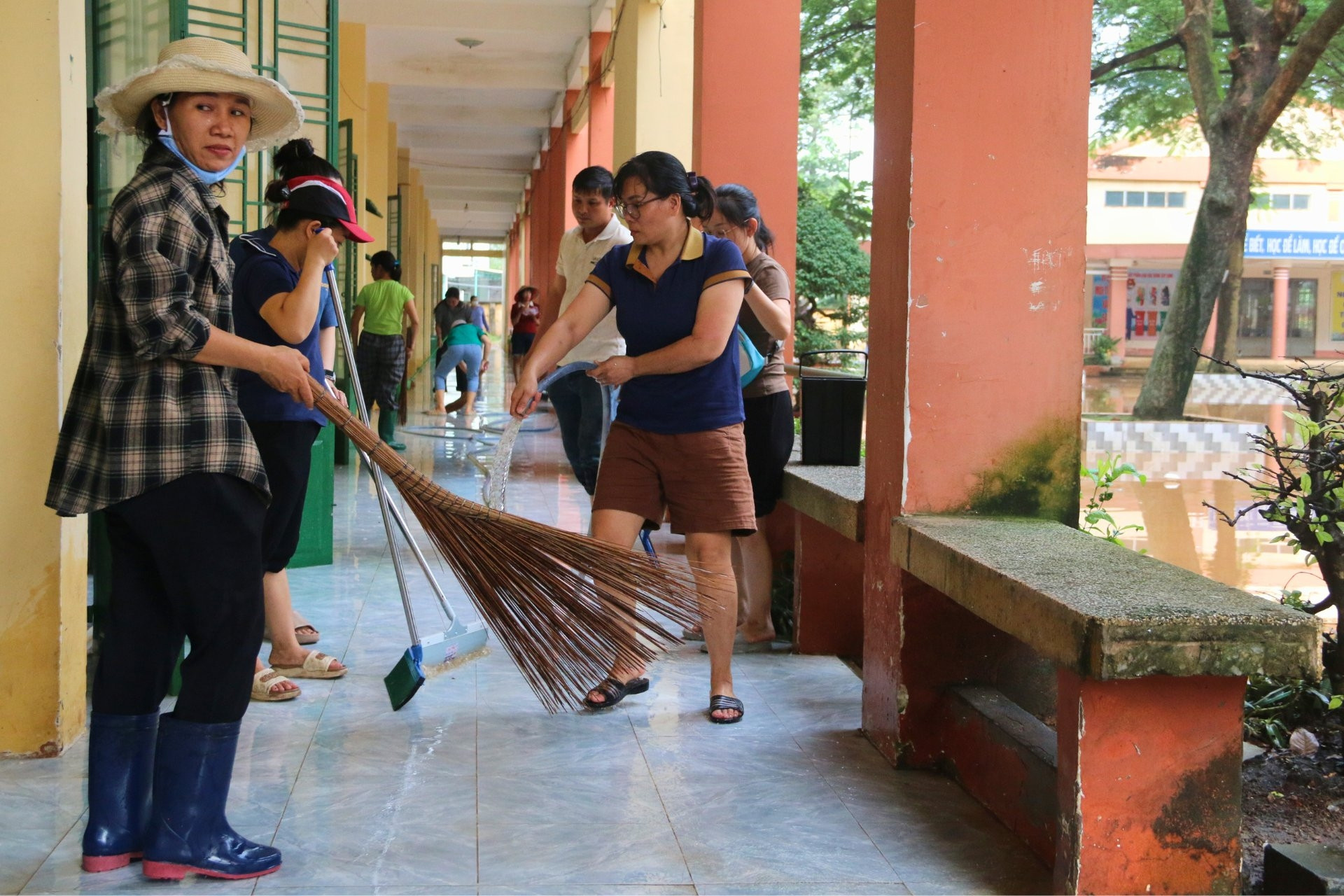 Bùn đất ngập ngụa khi lũ rút, thầy cô tất bật thu dọn để sớm đón học sinh
