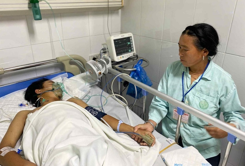 Cậu bé dân tộc Mông bị tai nạn, gia đình vét sạch thóc bán không đủ tiền cứu con