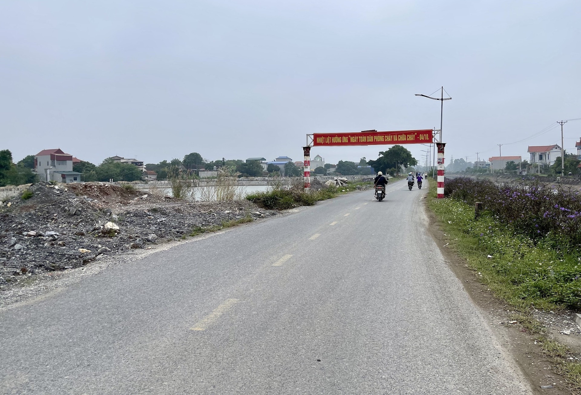 Cầu vượt chắn ngay phía trước làm nhà, đất mất giá: Người dân có được bồi thường?