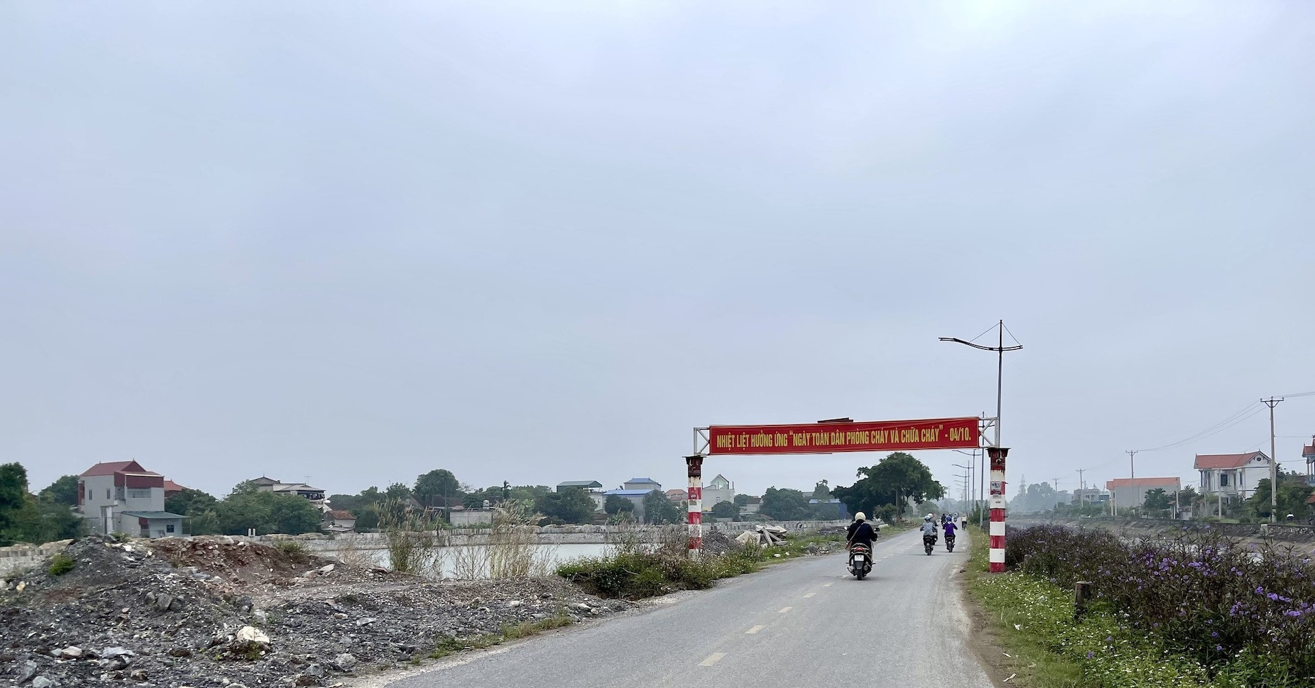 Cầu vượt chắn ngay phía trước làm nhà, đất mất giá: Người dân có được bồi thường?