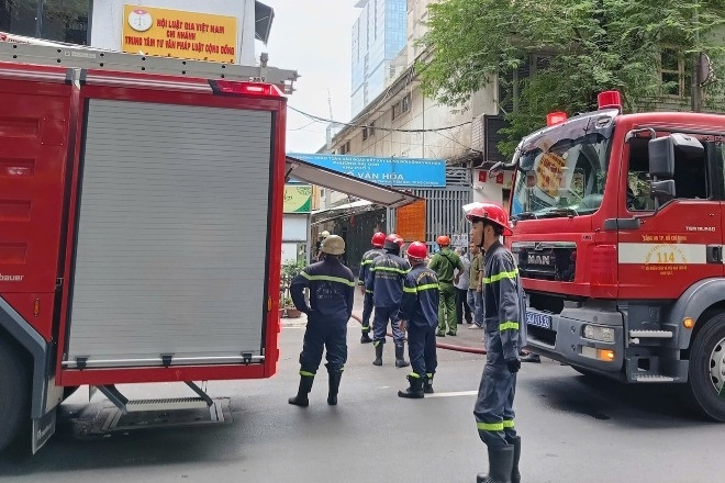 Cháy căn hộ chung cư trung tâm TPHCM, cảnh sát điều robot hiện đại đến dập lửa