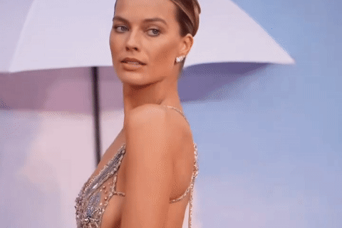 Chiếc váy hở bạo nóng hơn cả mùa hè của nữ diễn viên khiến khán giả nín thở