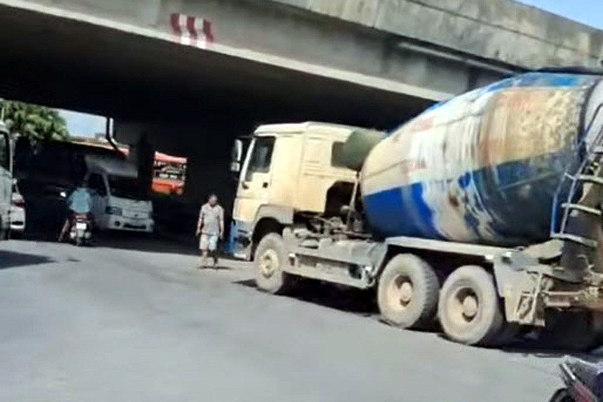 Điều tra vụ nữ sinh lớp 10 tử vong sau va chạm với xe bồn ở Hà Nội