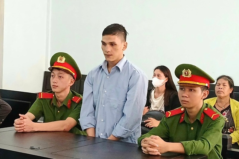 Dùng gậy gỗ đánh vợ hờ lại trượt sang đầu con riêng, gã đàn ông lĩnh án 9 năm tù