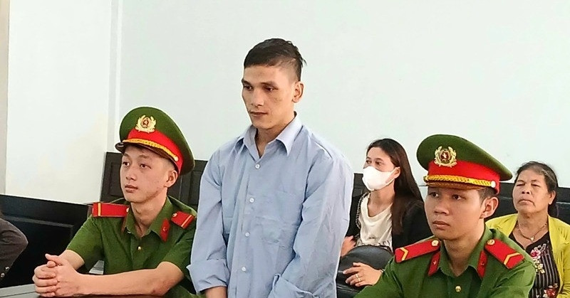 Dùng gậy gỗ đánh vợ hờ lại trượt sang đầu con riêng, gã đàn ông lĩnh án 9 năm tù