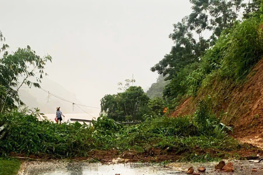 Đường vào Làng Nủ xảy ra sạt lở, ngập úng