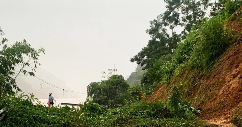 Đường vào Làng Nủ xảy ra sạt lở, ngập úng