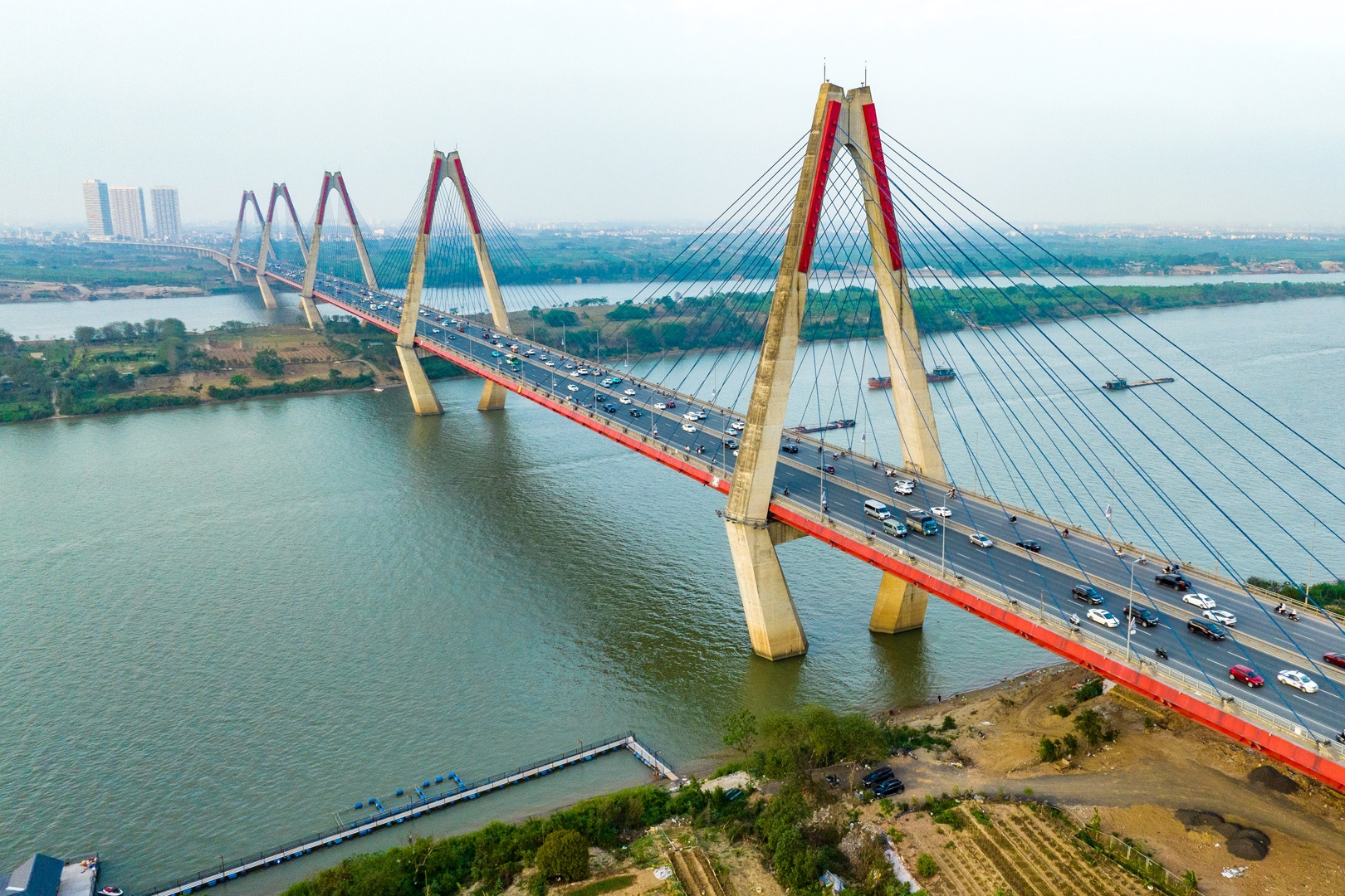Hà Nội: Rào chắn toàn bộ cầu Nhật Tân để lắp đặt giá long môn