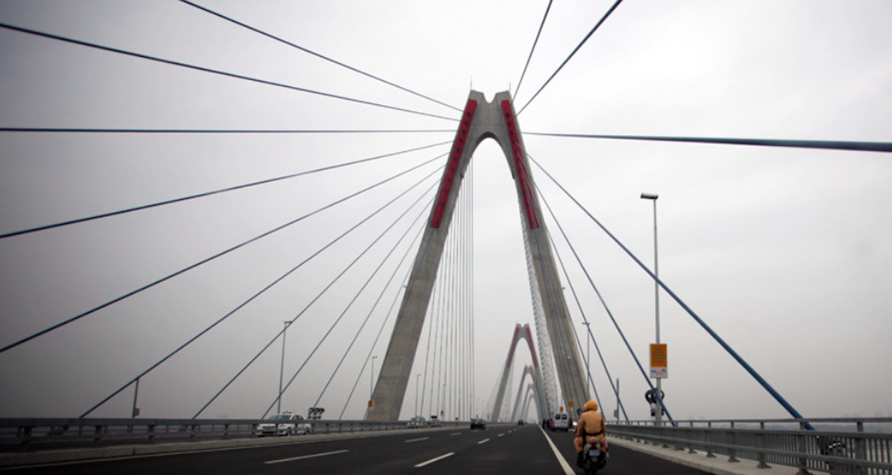 Hà Nội: Rào chắn toàn bộ cầu Nhật Tân để lắp đặt giá long môn