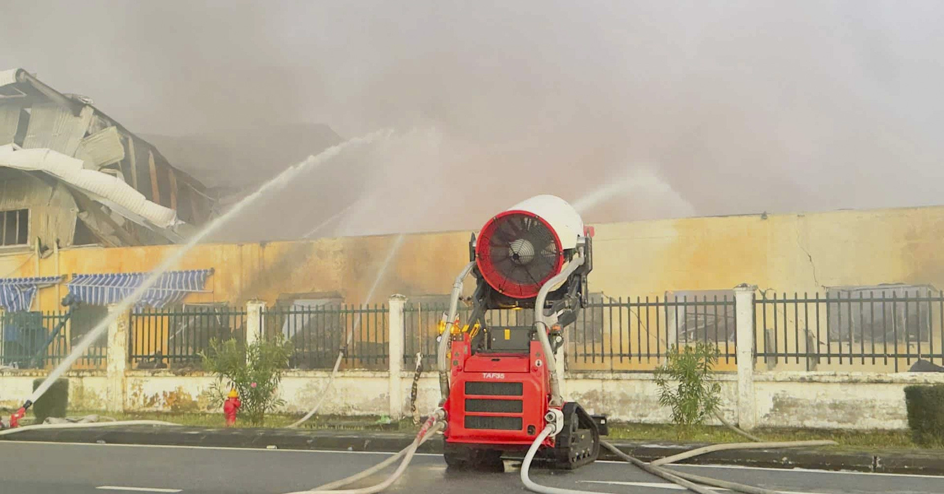 Huy động robot chữa cháy trong vụ hỏa hoạn lớn tại KCN Đồ Sơn, Hải Phòng