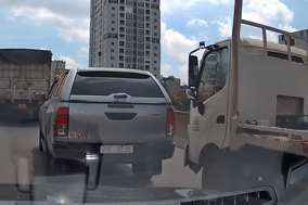 Không chen được vào làn khẩn cấp, tài xế mở cửa ném chai nước vào xe phía trước