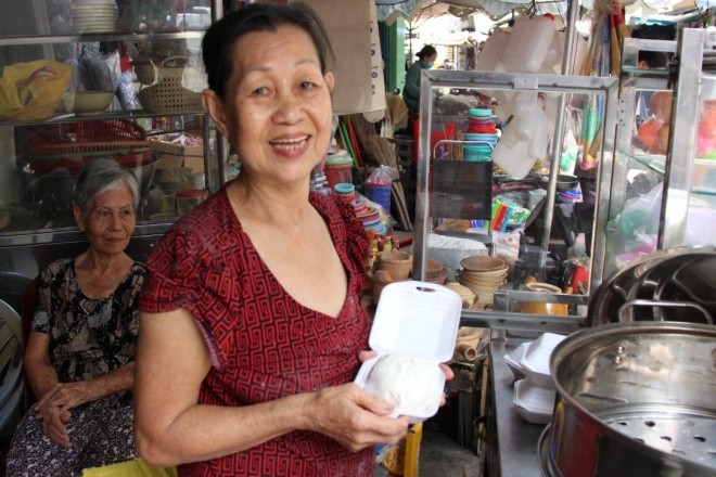 Không lấy chồng, 2 chị em U80 ở TPHCM bán 50 bánh bao mỗi ngày nuôi nhau