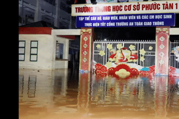 Lũ bất ngờ ập đến trong đêm, trường quyết định khẩn với gần 1.500 học sinh