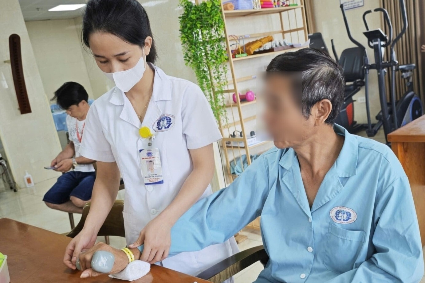 Mắc chứng 'lạ tai' liệt đêm thứ 7 vì thói quen dùng tay gối đầu khi ngủ