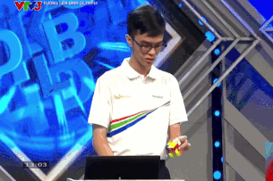 Nam sinh Olympia trổ tài giải Rubik bằng 1 tay chỉ trong 15 giây