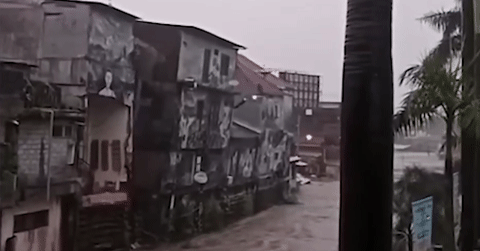 Ngôi nhà 3 tầng đổ sập xuống sông do lũ lớn, hàng trăm người phải sơ tán