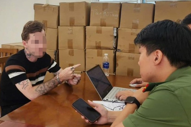 Người đàn ông ngoại quốc rút súng 'dằn mặt' đối thủ trong quán bar