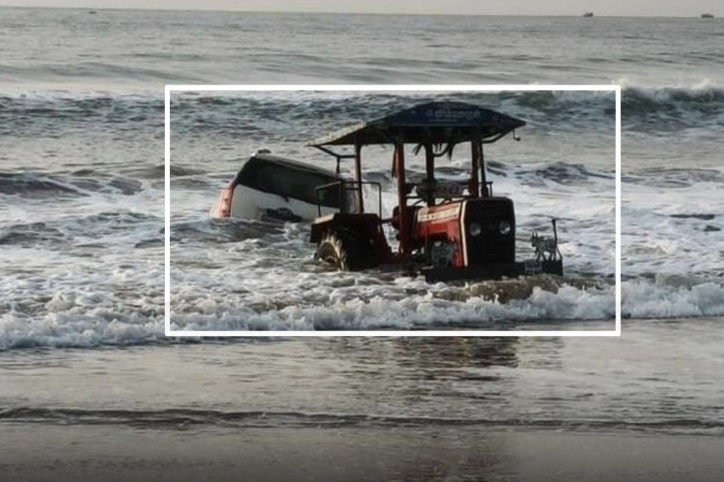 Thanh niên say rượu lái ô tô theo Google Maps lao thẳng xuống biển