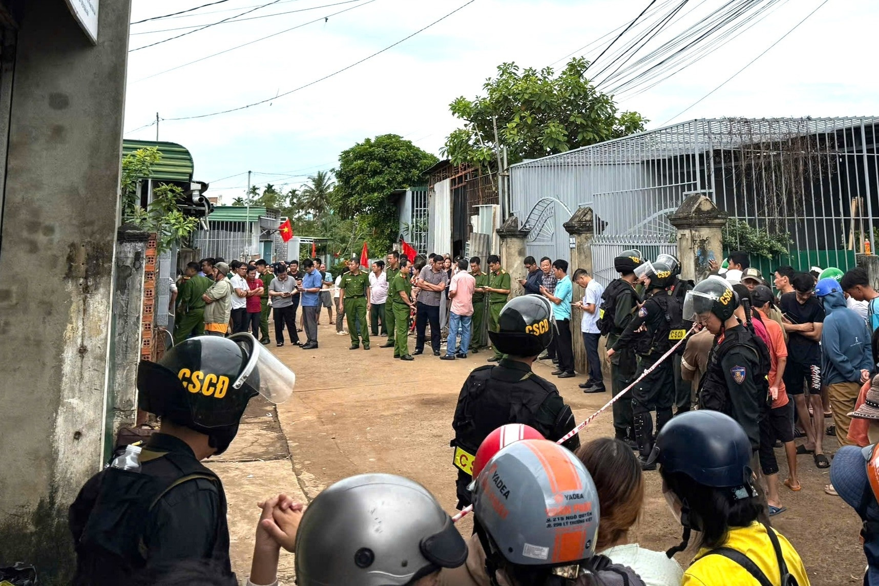 Vụ thảm án ở Đắk Lắk: Bé trai thoát chết nhờ trèo qua tường, trên người nhiều vết dao đâm