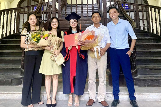 Bố thợ xây, mẹ đan nón nuôi 3 con thành kỹ sư, bác sĩ nội trú, du học sinh Pháp