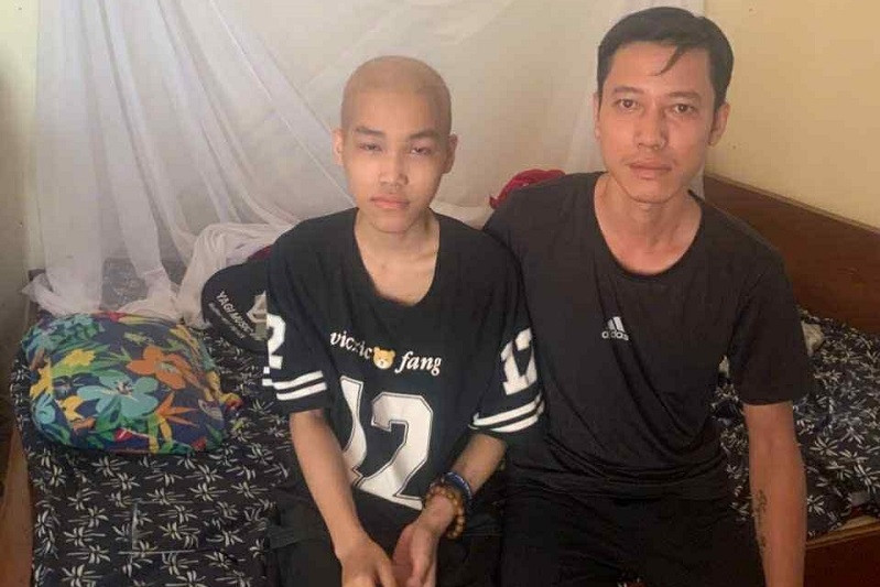 Cha đơn thân nghèo khó tìm cách cứu con trai mắc ung thư xương