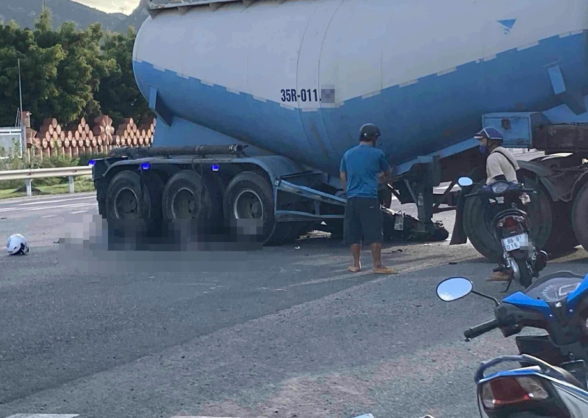 Hai thanh niên tử vong thương tâm sau va chạm xe bồn trên quốc lộ 1.jpg
