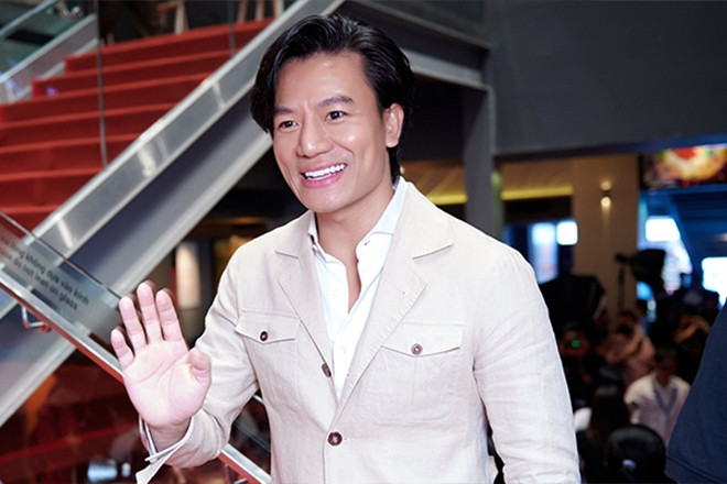 Hiếu Nguyễn ‘Mưa đỏ’ bất ngờ được săn đón, đang ’yêu xa’ bạn gái ngoại quốc