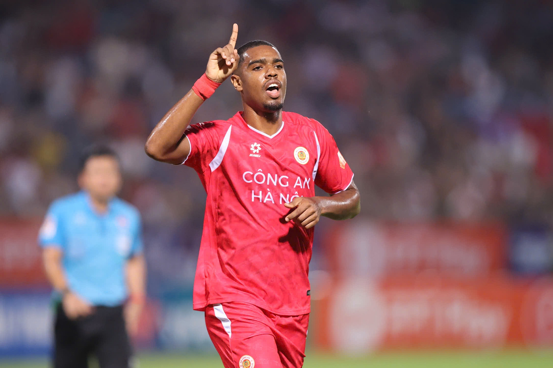 HLV Polking nhận 'tin dữ' trước ngày CAHN dự giải châu Á