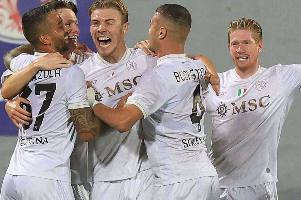 Hojlund ghi bàn trận ra mắt, cùng De Bruyne giúp Napoli thắng trận